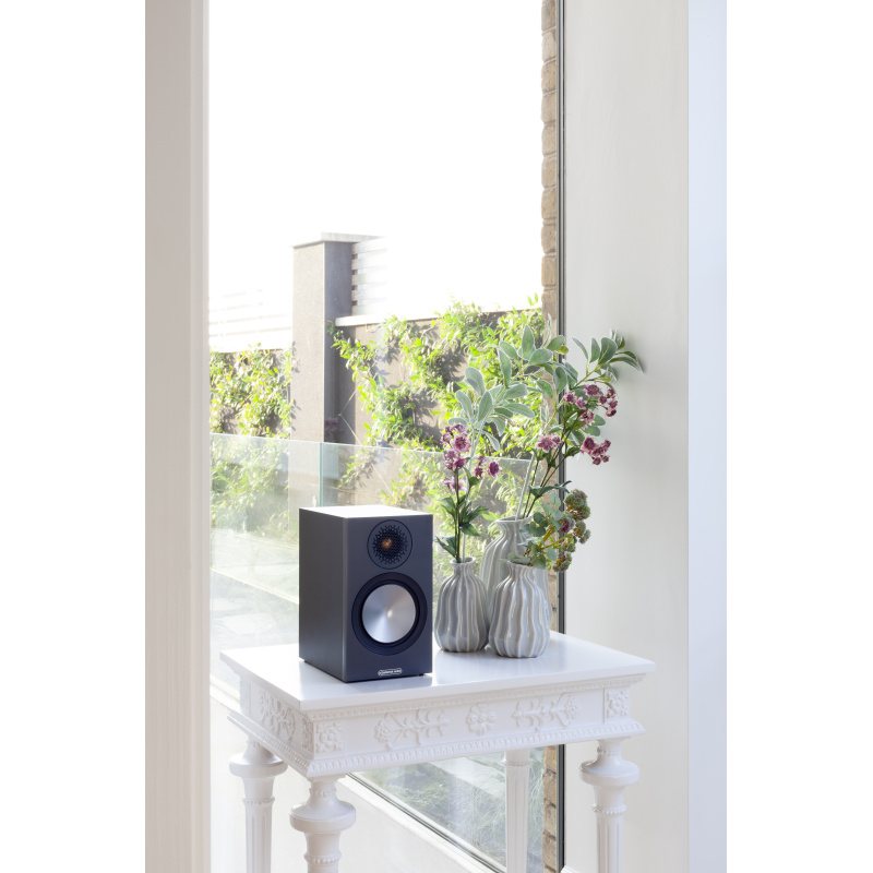 ma_bronze_50_black_whitetableflowers2