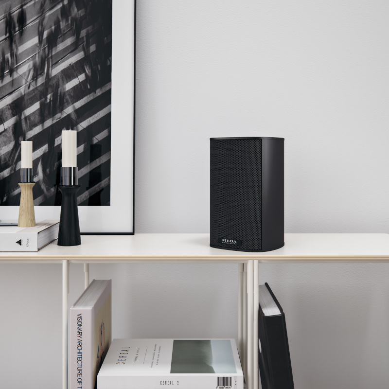 piega-ace-30_sp_black_lifestyle